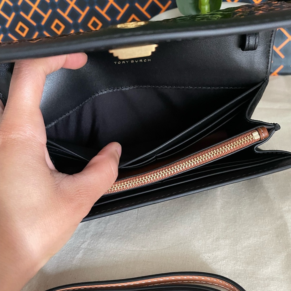 New✨ tory burch T monogram patent embossed wallet crossbody - Picture 10 of 16